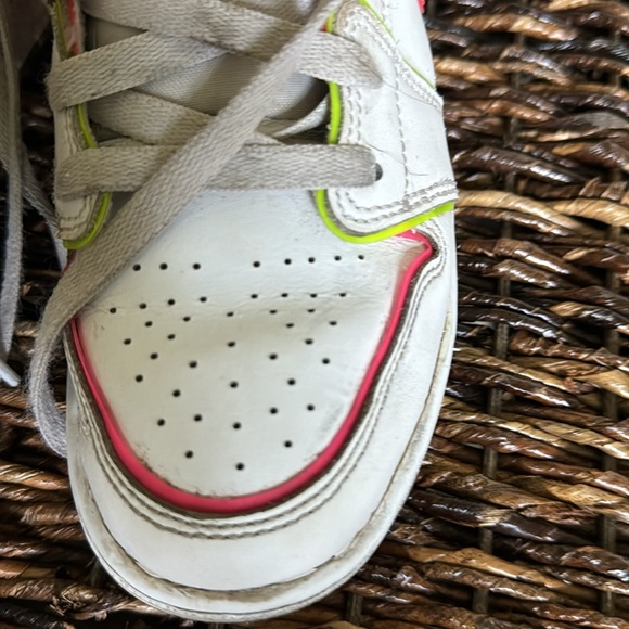 The Air Jordan 1 Mid Edge Glow (GS) size 4 - Picture 7 of 7